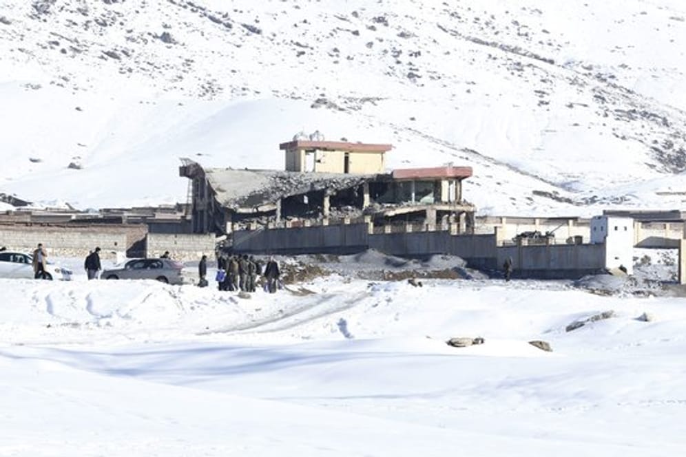 Mitglieder der afghanischen Sicherheitskräfte inspizieren den Ort des Taliban-Angriffs.