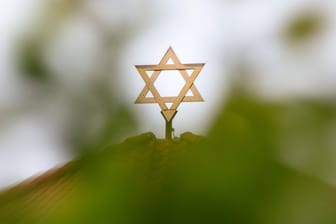 Davidstern am Eingang des Jüdischen Friedhofs in Köln-Bocklemünd: In der Studie äußerten neun von zehn befragten Juden, dass Antisemitismus in ihrem Land zunimmt.