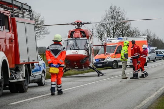 Hubschrauber am Unfallort: Bei der Aufarbeitung sollten Unfallopfer sich genau informieren, welche Rechte ihnen zustehen.