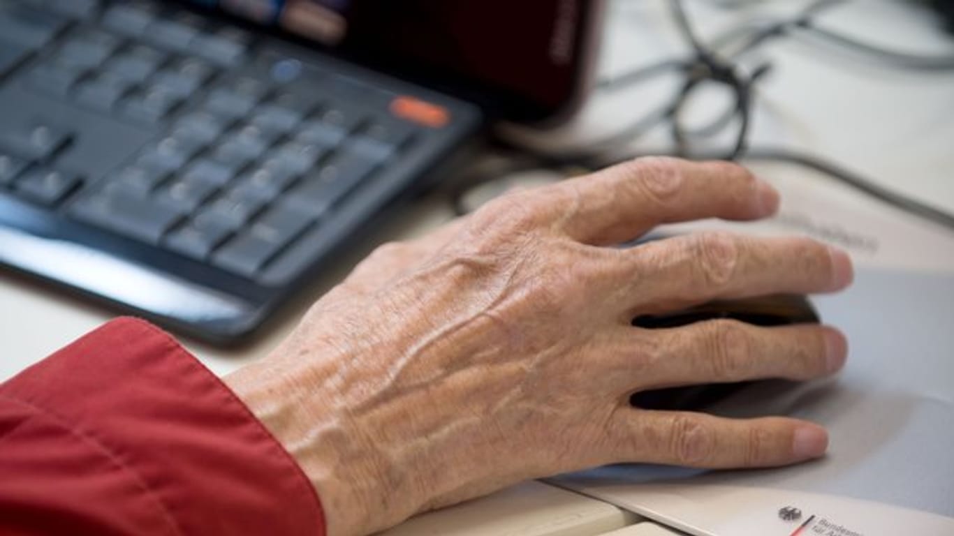 Sogar 45 Prozent der über 70-Jährigen in Deutschland ist mittlerweile im Internet unterwegs.