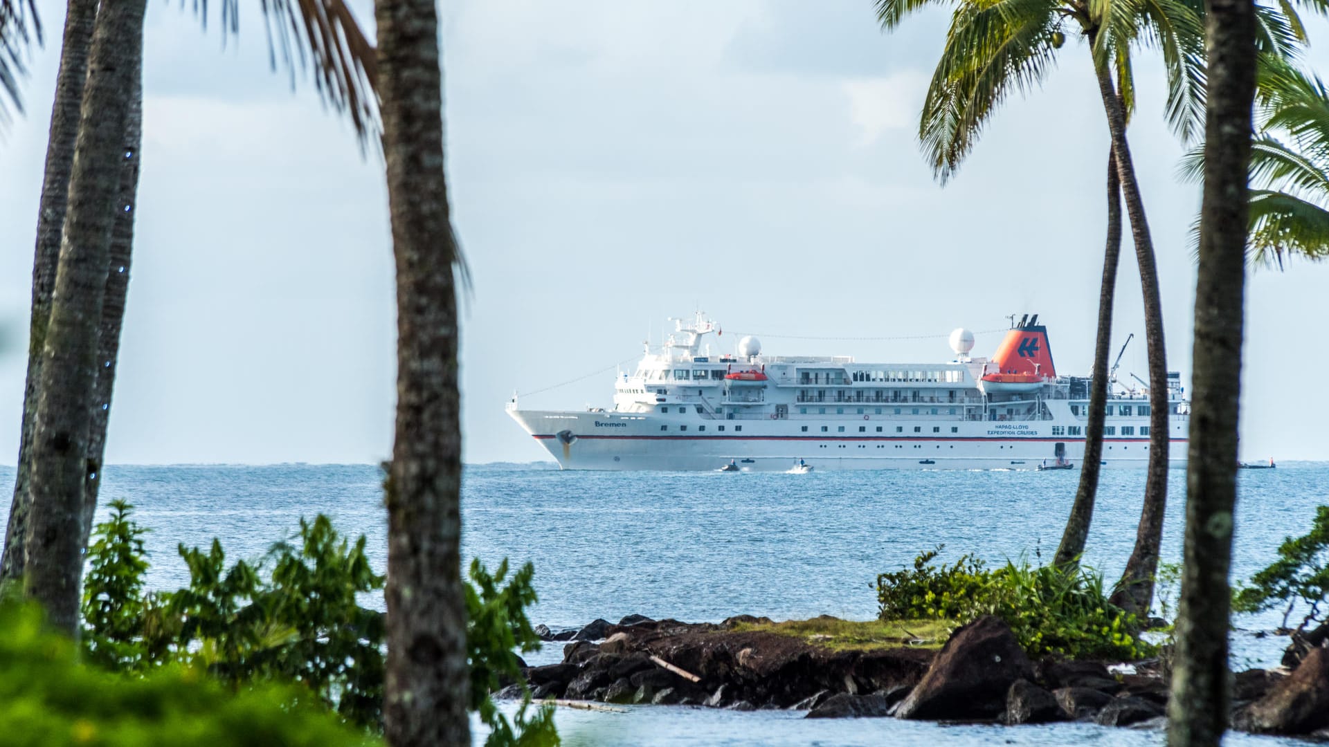 Kreuzfahrtschiff "Bremen" vor Fidschis Hauptinsel Viti Levu: Maximal 155 Gäste finden an Bord der "Bremen" Platz.