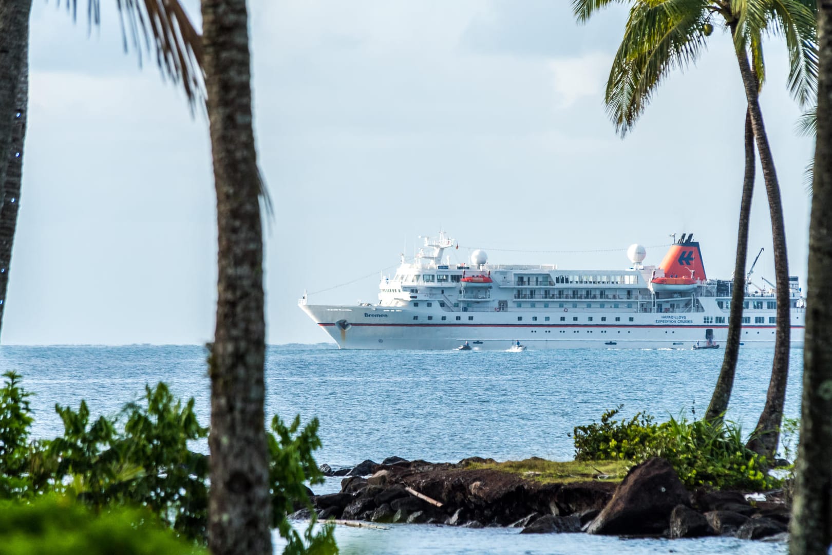 Kreuzfahrtschiff "Bremen" vor Fidschis Hauptinsel Viti Levu: Maximal 155 Gäste finden an Bord der "Bremen" Platz.