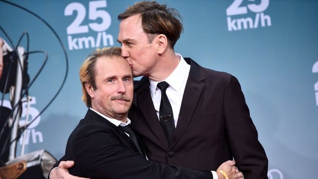 Bjarne Mädel (l) und Lars Eidinger bei der Premiere von "25Km/h" in Berlin. Bjarne Mädel (l) und Lars Eidinger bei der Premiere von "25Km/h" in Berlin.
