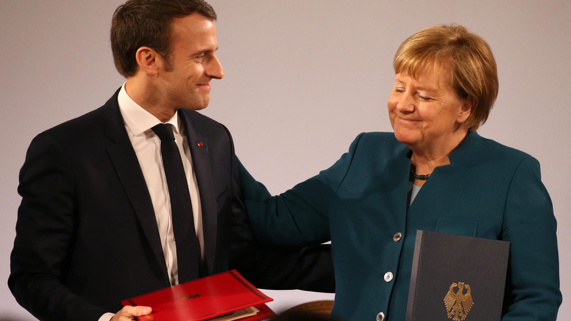 Festakt in Aachen: Emmanuel Macron und Angela Merkel (CDU) nach der Unterzeichnung des Vertrags im Aachener Rathaus.