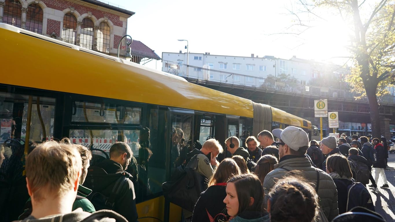 Bushaltestelle in Berlin: Kostenloser Nahverkehr könnte Autofahrer zum Umsteigen bewegen, sagen seine Befürworter. Kritiker gehen vom Gegenteil aus.
