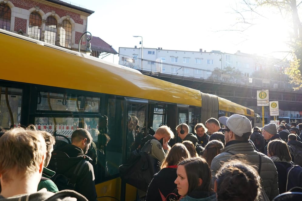 Bushaltestelle in Berlin: Kostenloser Nahverkehr könnte Autofahrer zum Umsteigen bewegen, sagen seine Befürworter. Kritiker gehen vom Gegenteil aus.