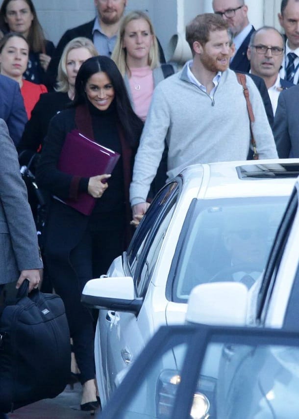 Wissendes Lächeln: Meghan und Harry bei der Ankunft in Australien – nur wenige Stunden nach diesem Foto verkündete der Palast die Schwangerschaft.