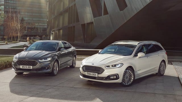 Die Kraft der zwei Herzen: Mit Hybridantrieb können Ford-Kunden beim aufgefrischten Mondeo künftig nicht nur in der viertürigen Limousine sondern auch im Kombi Turnier (r) fahren.