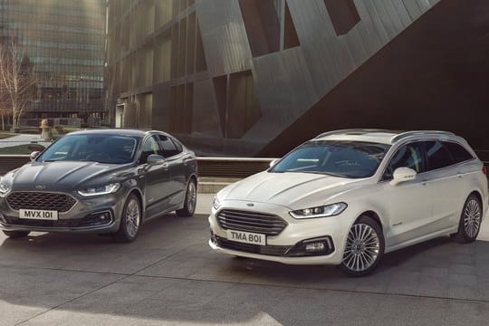 Die Kraft der zwei Herzen: Mit Hybridantrieb können Ford-Kunden beim aufgefrischten Mondeo künftig nicht nur in der viertürigen Limousine sondern auch im Kombi Turnier (r) fahren.
