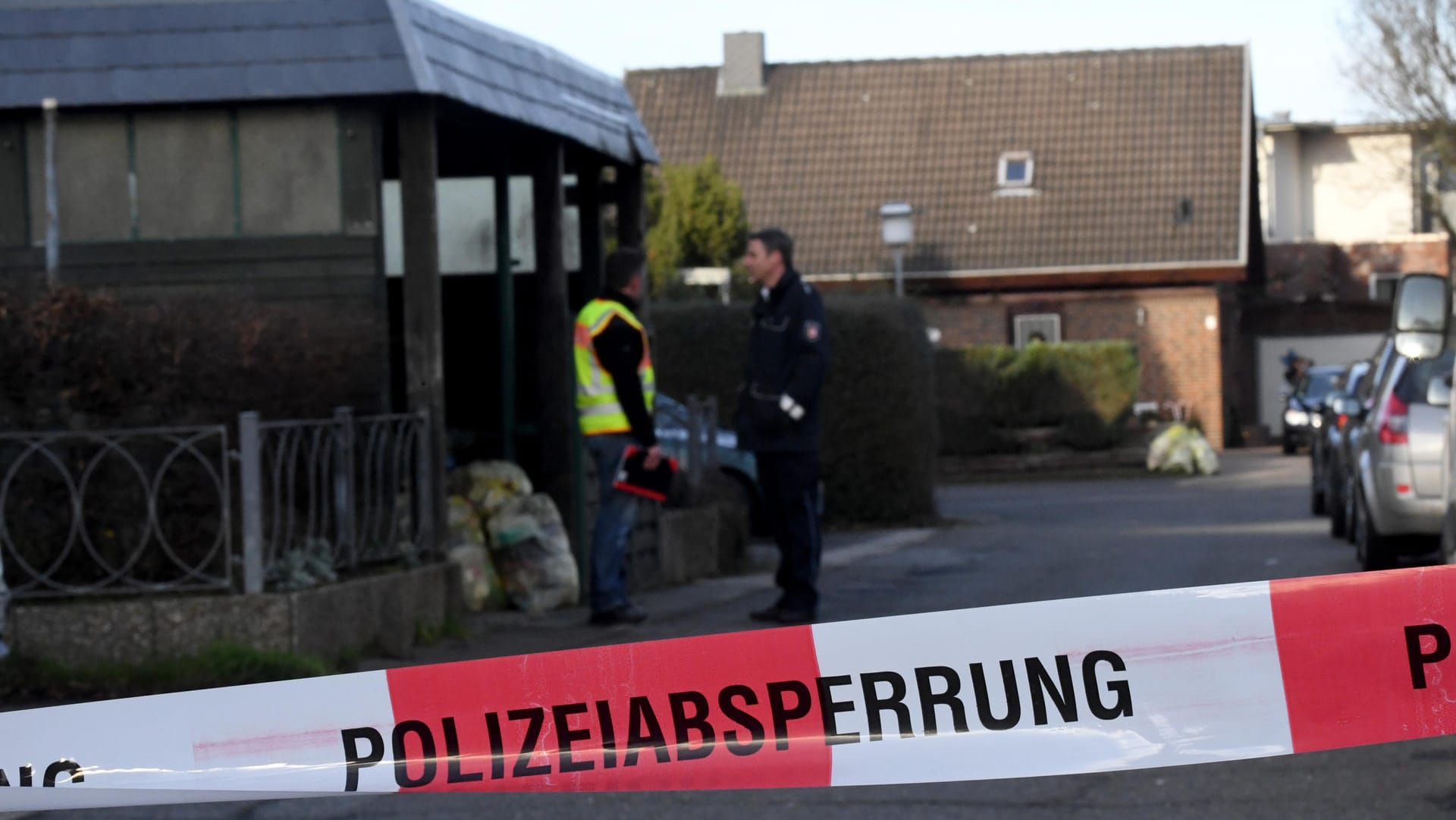Polizeibeamte an der Stelle, an der die 39-Jährige erschossen wurde: Zunächst war vermutet worde, dass sie durch einen illegalen Böller ums Leben gekommen sei. (Archivbild) Polizeibeamte an der Stelle, an der die 39-Jährige erschossen wurde: Zunächst war vermutet worde, dass sie durch einen illegalen Böller ums Leben gekommen sei. (Archivbild)
