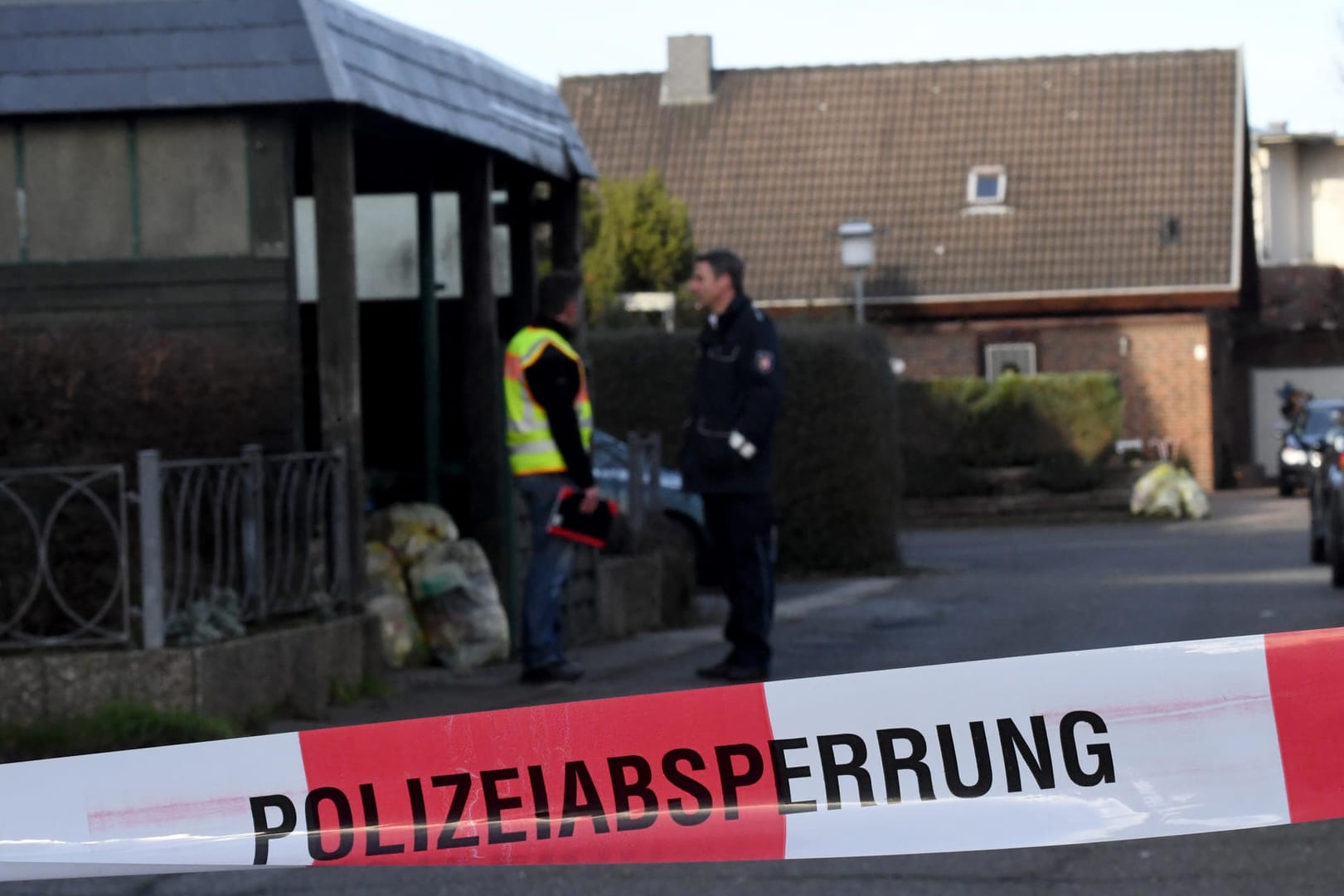 Polizeibeamte an der Stelle, an der die 39-Jährige erschossen wurde: Zunächst war vermutet worde, dass sie durch einen illegalen Böller ums Leben gekommen sei. (Archivbild)