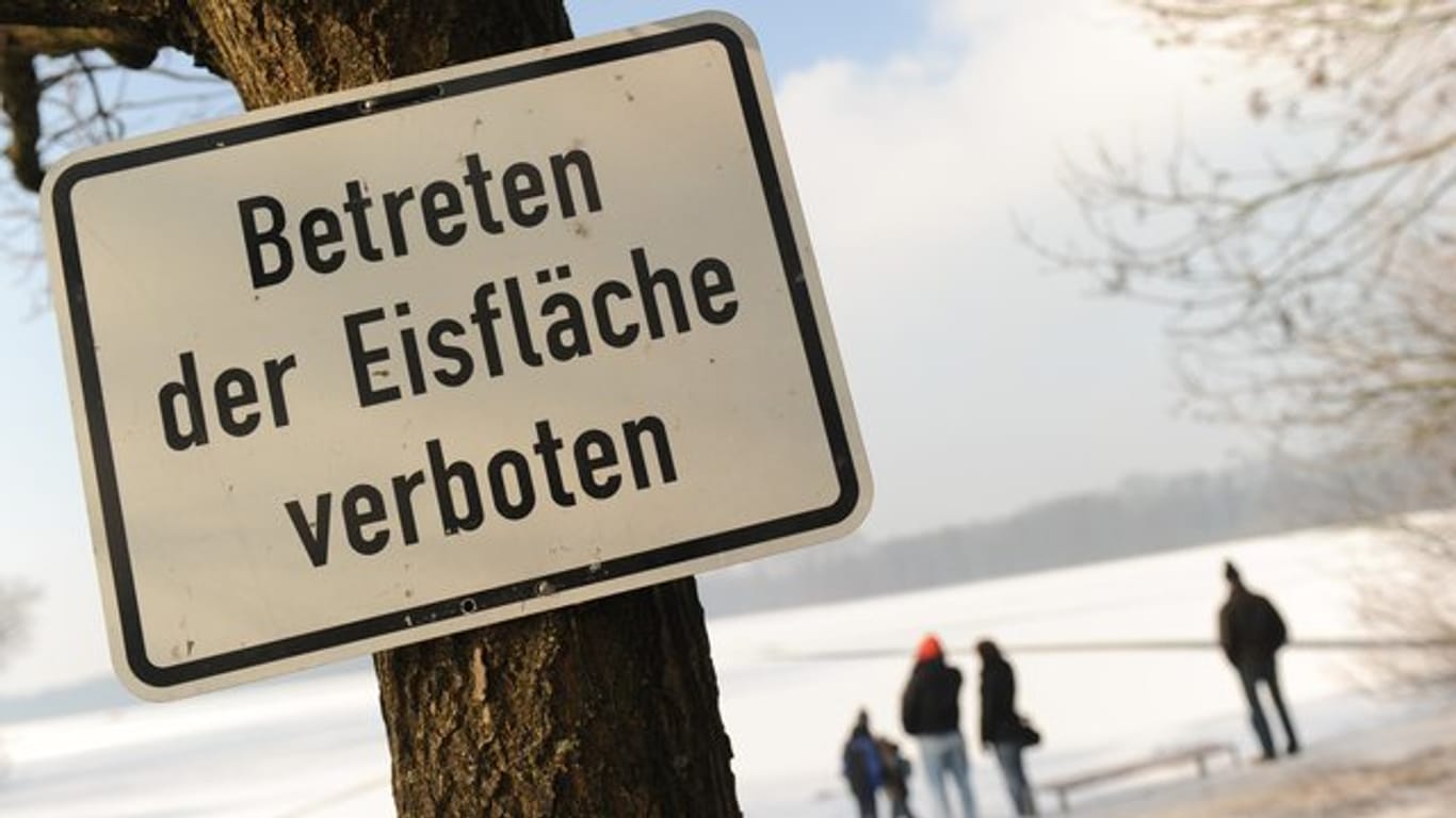 Ein Schild mit der Aufschrift "Betreten der Eisfläche verboten" (Symbolbild): Solche Warnungen gibt es aktuell noch an vielen Eisflächen in Bayern.