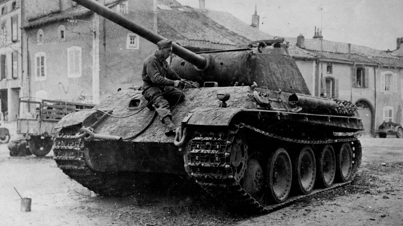 Ein deutscher Panzer steht während des Zweiten Weltkrieges in Frankreich.