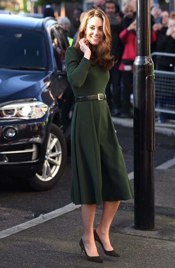 Grün wie die Hoffnung: Herzogin Kate zeigt sich bei einem Termin mit Taillen-Gürtel.