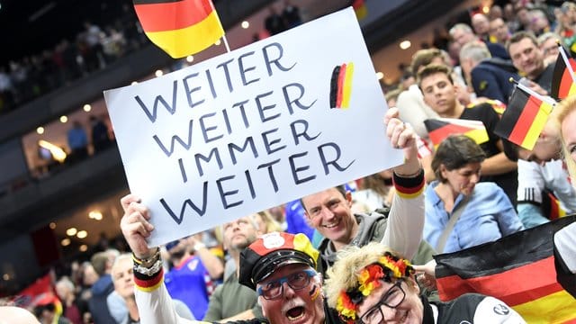Nicht nur die Fans in der Halle sind vom DHB-Team begeistert.