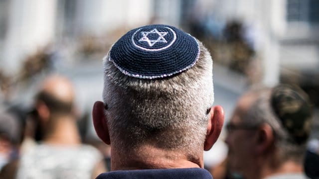 Etwa jeder dritte EU-Bürger nimmt einer Studie zufolge einen Anstieg von Antisemitismus in seinem Land wahr.