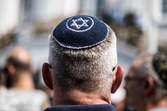 Etwa jeder dritte EU-Bürger nimmt einer Studie zufolge einen Anstieg von Antisemitismus in seinem Land wahr.