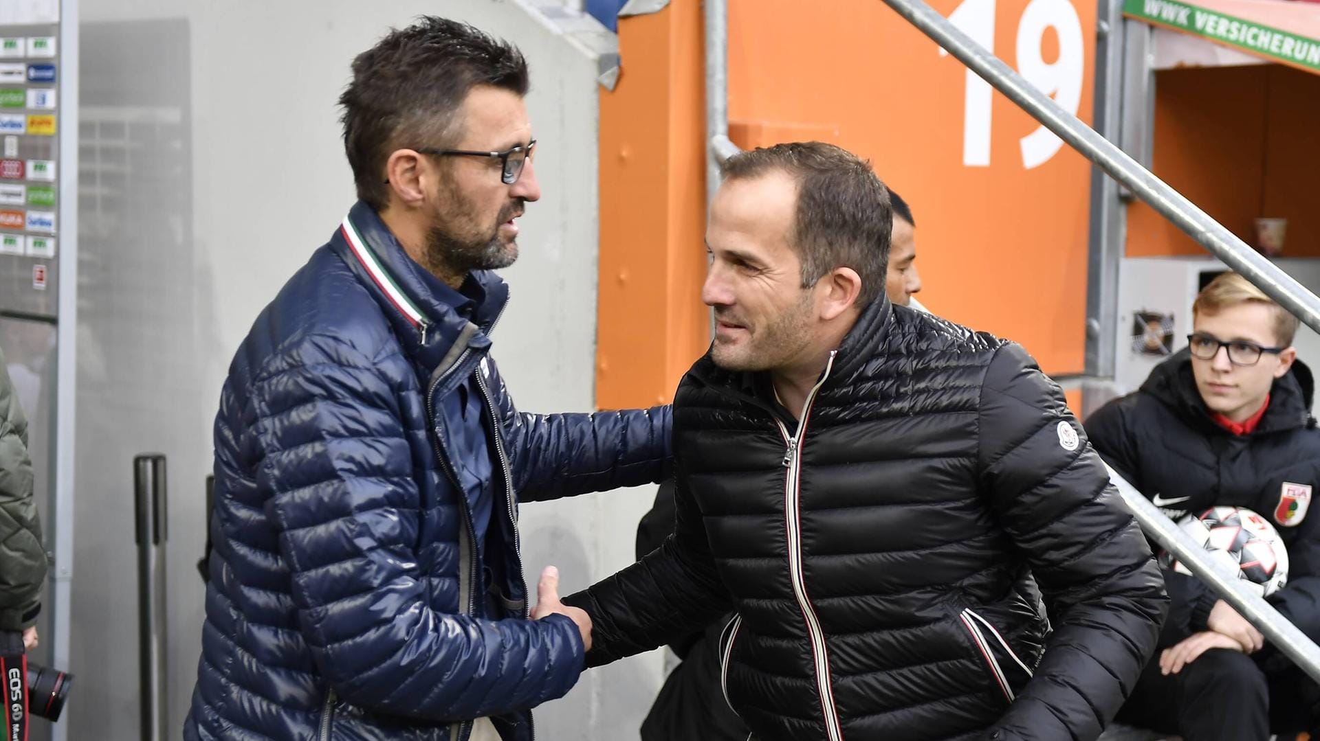 Bekommen von ihren Bossen im Abstiegskampf das Vertrauen: Nürnbergs Michael Köllner (l.) und Augsburgs Manuel Baum. Bekommen von ihren Bossen im Abstiegskampf das Vertrauen: Nürnbergs Michael Köllner (l.) und Augsburgs Manuel Baum.