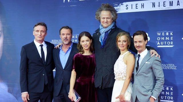 Das Team von "Werk ohne Autor": Oliver Masucci (l-r), Sebastian Koch, Paula Beer, Florian Henckel von Donnersmarck, Saskia Rosendahl und Tom Schilling.