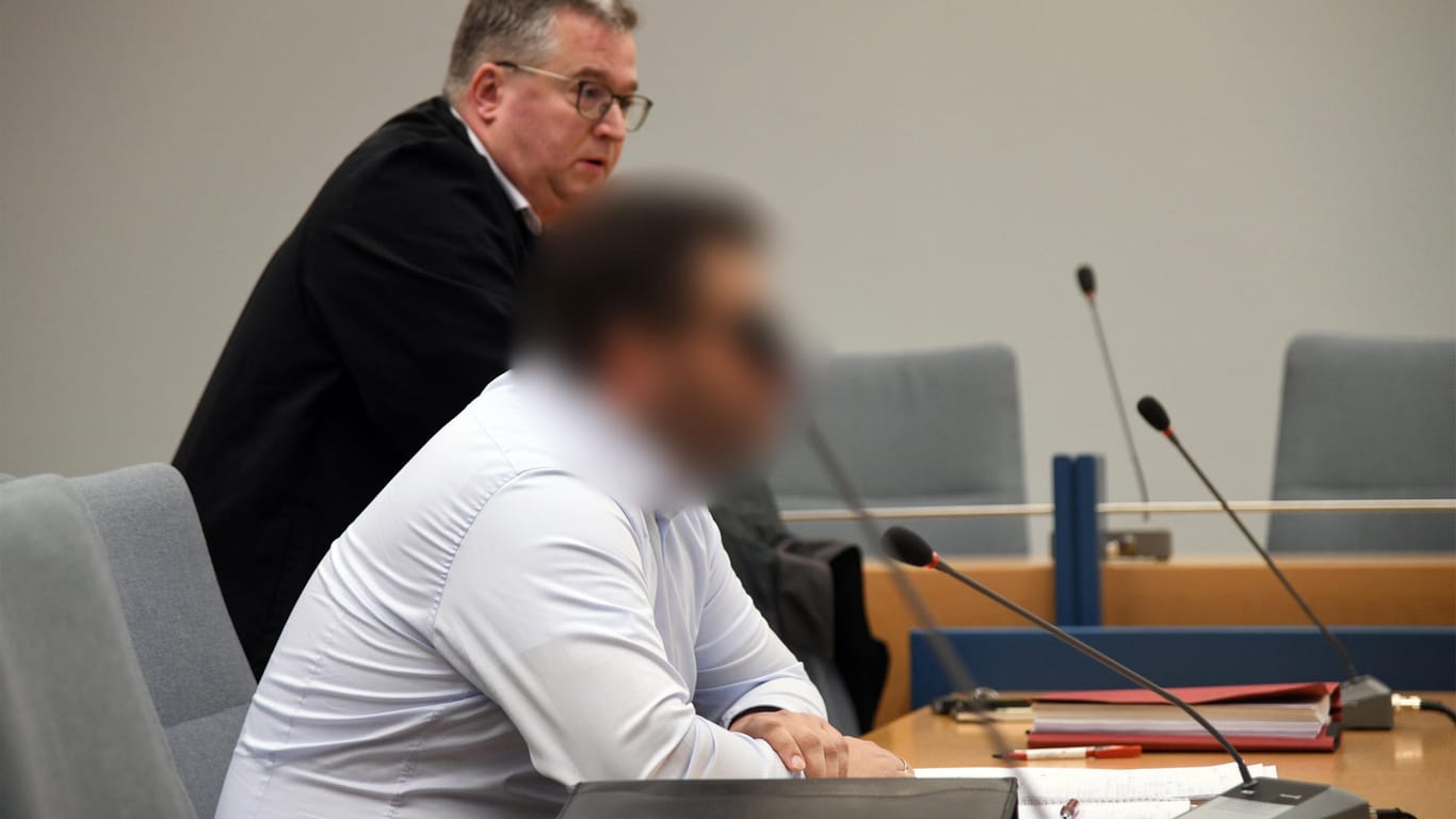 Der Angeklagte (vorne) und sein Anwalt Lars Leininger warten im Landgericht auf den Beginn ihres Prozesses.