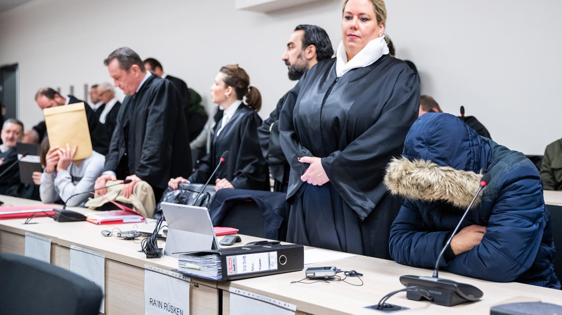 Prozess vorm Essener Landgericht: 13 Mitglieder einer syrischen Großfamilie sollen versucht haben, einen jungen Mann aus Syrien zu töten. Prozess vorm Essener Landgericht: 13 Mitglieder einer syrischen Großfamilie sollen versucht haben, einen jungen Mann aus Syrien zu töten.