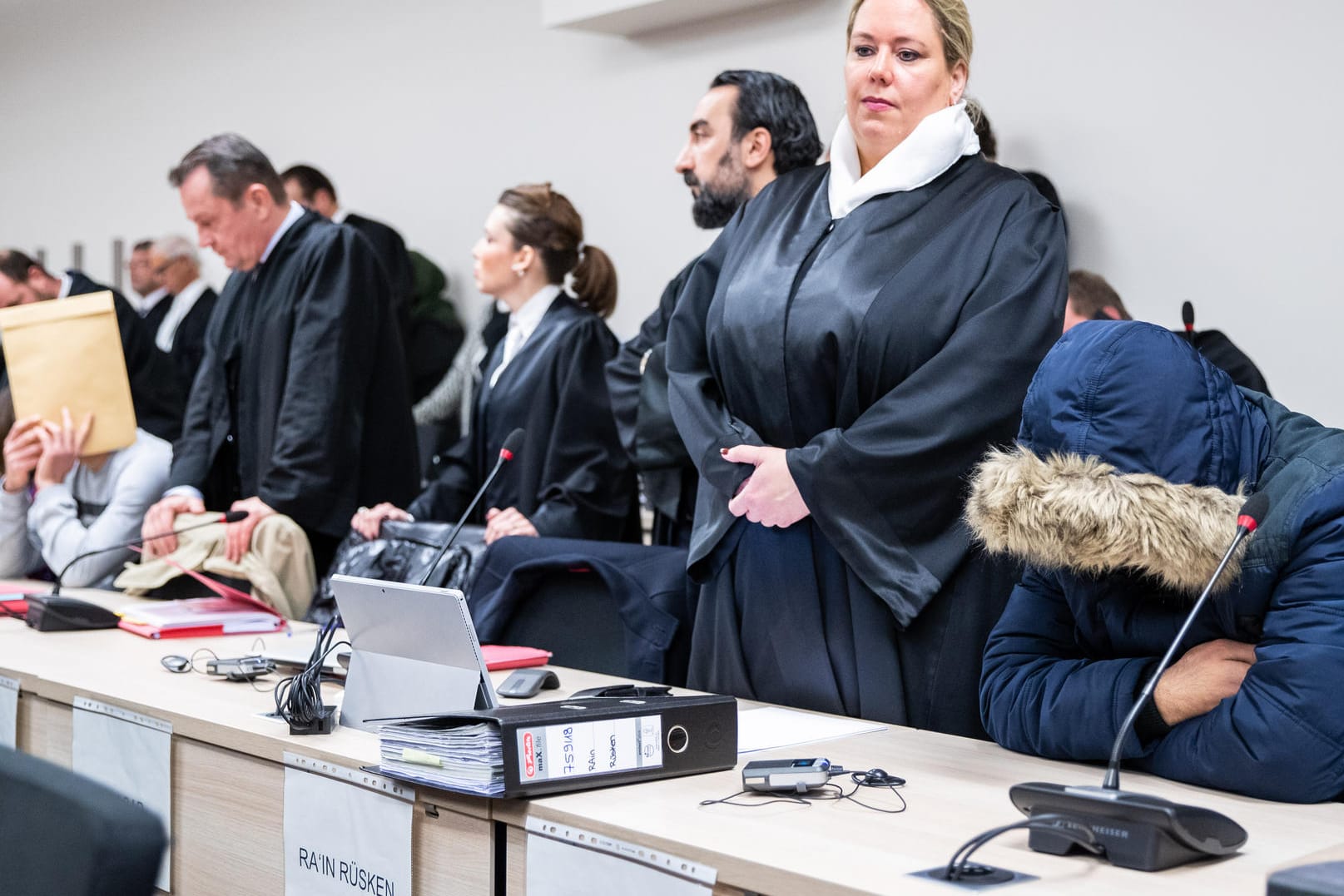 Prozess vorm Essener Landgericht: 13 Mitglieder einer syrischen Großfamilie sollen versucht haben, einen jungen Mann aus Syrien zu töten.