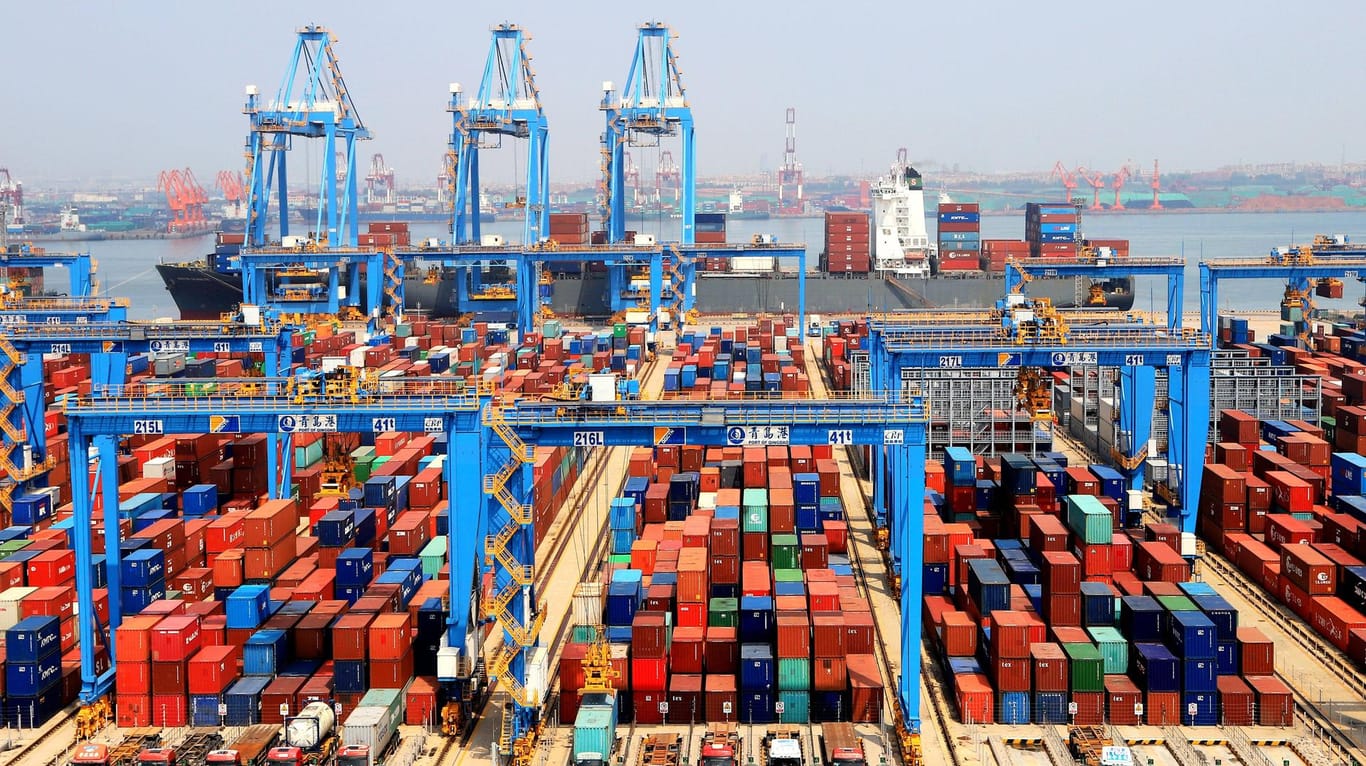 Eine Hafenanlage im chinesischen Qingdao: Wenn die Wirtschaft in China stockt, bekommt das auch Europa zu spüren – besonders Deutschland. (Archivbild)