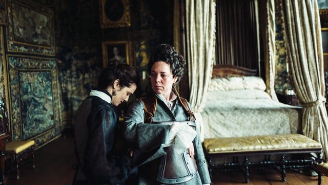 Olivia Colman (r) als Queen Anne und Rachel Weisz als Lady Sarah in einer Szene des Films "The Favourite - Intrigen und Irrsinn".