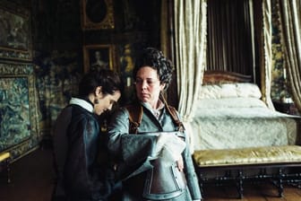 Olivia Colman (r) als Queen Anne und Rachel Weisz als Lady Sarah in einer Szene des Films "The Favourite - Intrigen und Irrsinn".
