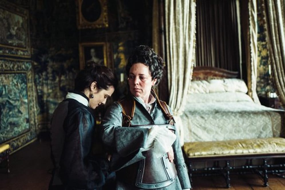 Olivia Colman (r) als Queen Anne und Rachel Weisz als Lady Sarah in einer Szene des Films "The Favourite - Intrigen und Irrsinn".
