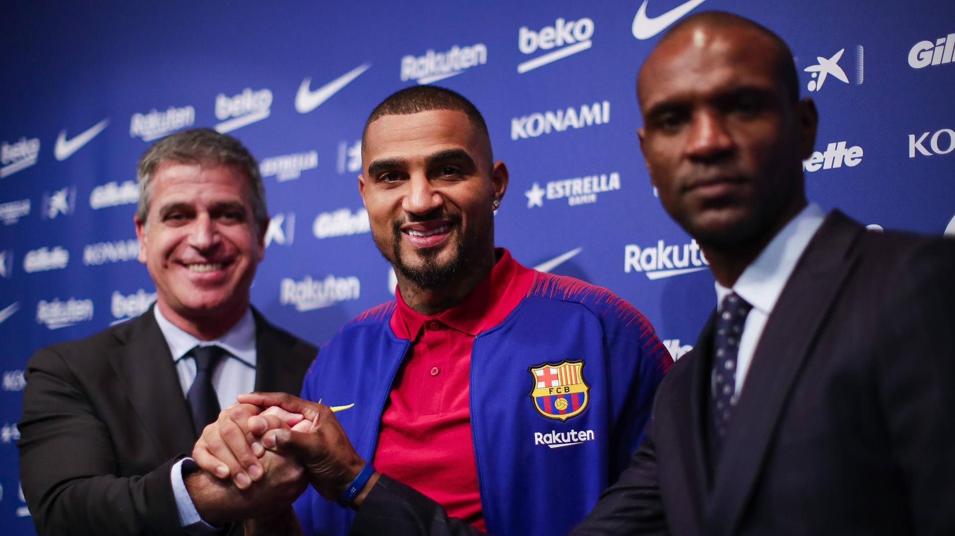 Große Bühne: Barcelonas Vize-Präsident Jordi Mestre (l.) und Sportdirektor Eric Abidal (r.) präsentierten Boateng als Neuzugang.