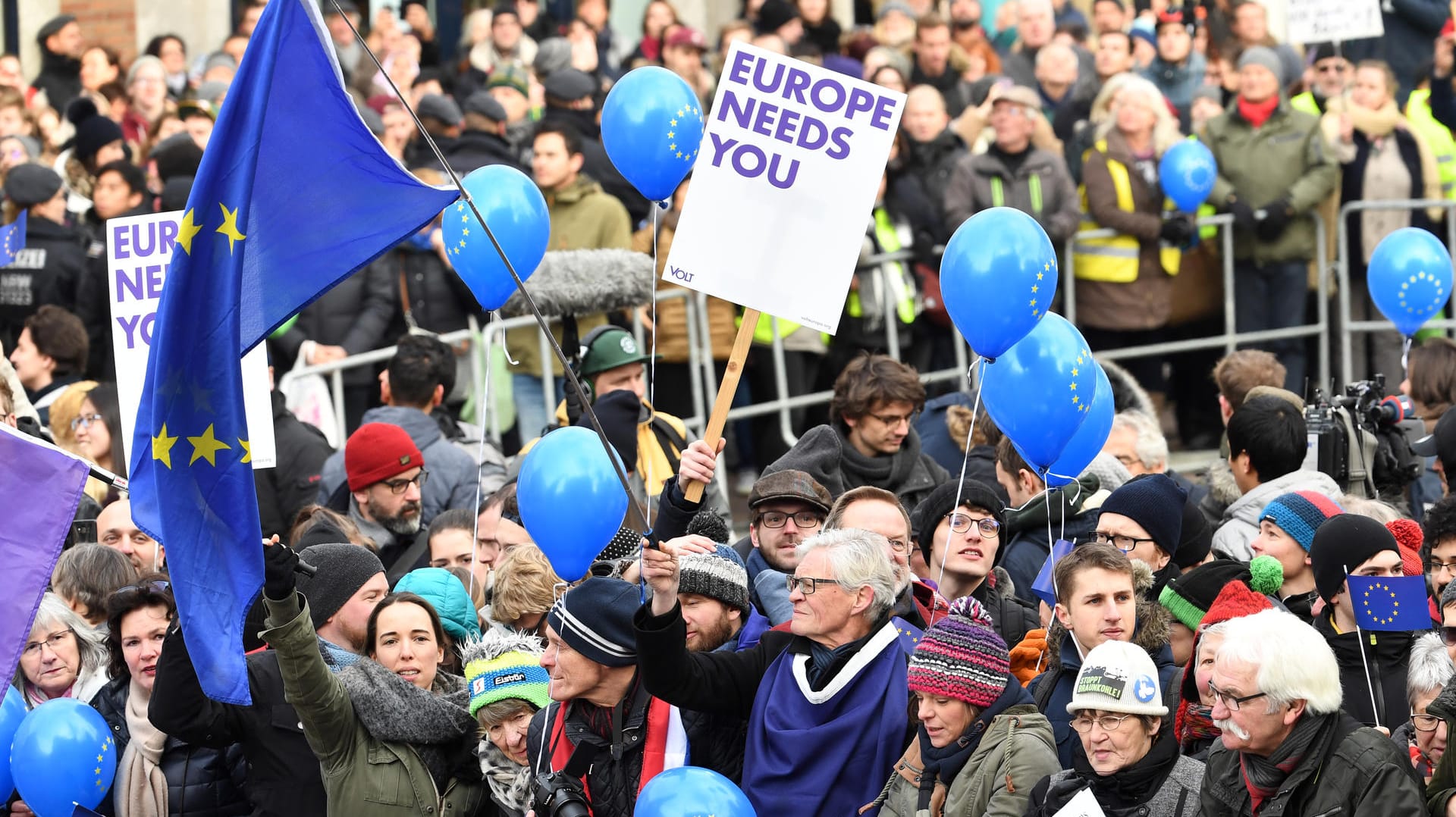 Vor dem Rathaus in Aachen: Erste Reihe Jubel, zweite Reihe Protest.