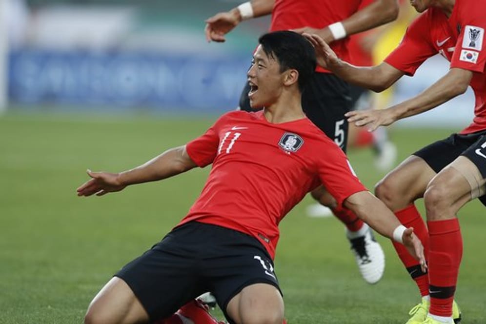 Hwang Hee-Chan (l) bejubelt seinen Treffer zum 1:0 für Südkorea gegen Bahrain.