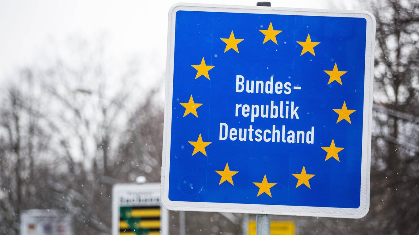 Ein Schild mit der Aufschrift Bundesrepublik Deutschland: Die Zuwanderung nach Deutschland hat laut dem Migrationsbericht der Bundesregierung zuletzt deutlich abgenommen. (Symbolbild)