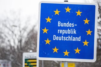 Ein Schild mit der Aufschrift Bundesrepublik Deutschland: Die Zuwanderung nach Deutschland hat laut dem Migrationsbericht der Bundesregierung zuletzt deutlich abgenommen. (Symbolbild)