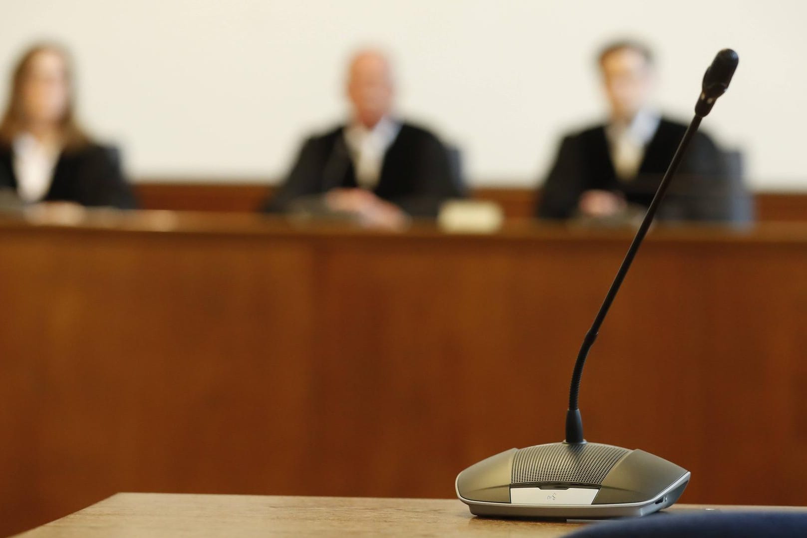 Zeugenstand am Landgericht: Ein Vater, der sechs Schüsse auf den Freund seiner damals 18-jährigen Tochter abgefeuert hatte, ist zu acht Jahren Haft verurteilt worden. (Symboldbild)