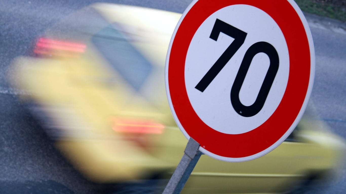 Ein Schild fordert Autofahrer zur Einhaltung von 70 km/h als Höchstgeschwindigkeit auf (Symbolbild): In Hamm haben Unbekannte ein solches Zeichen anstelle eines Tempo-20-Schildes aufgehängt.
