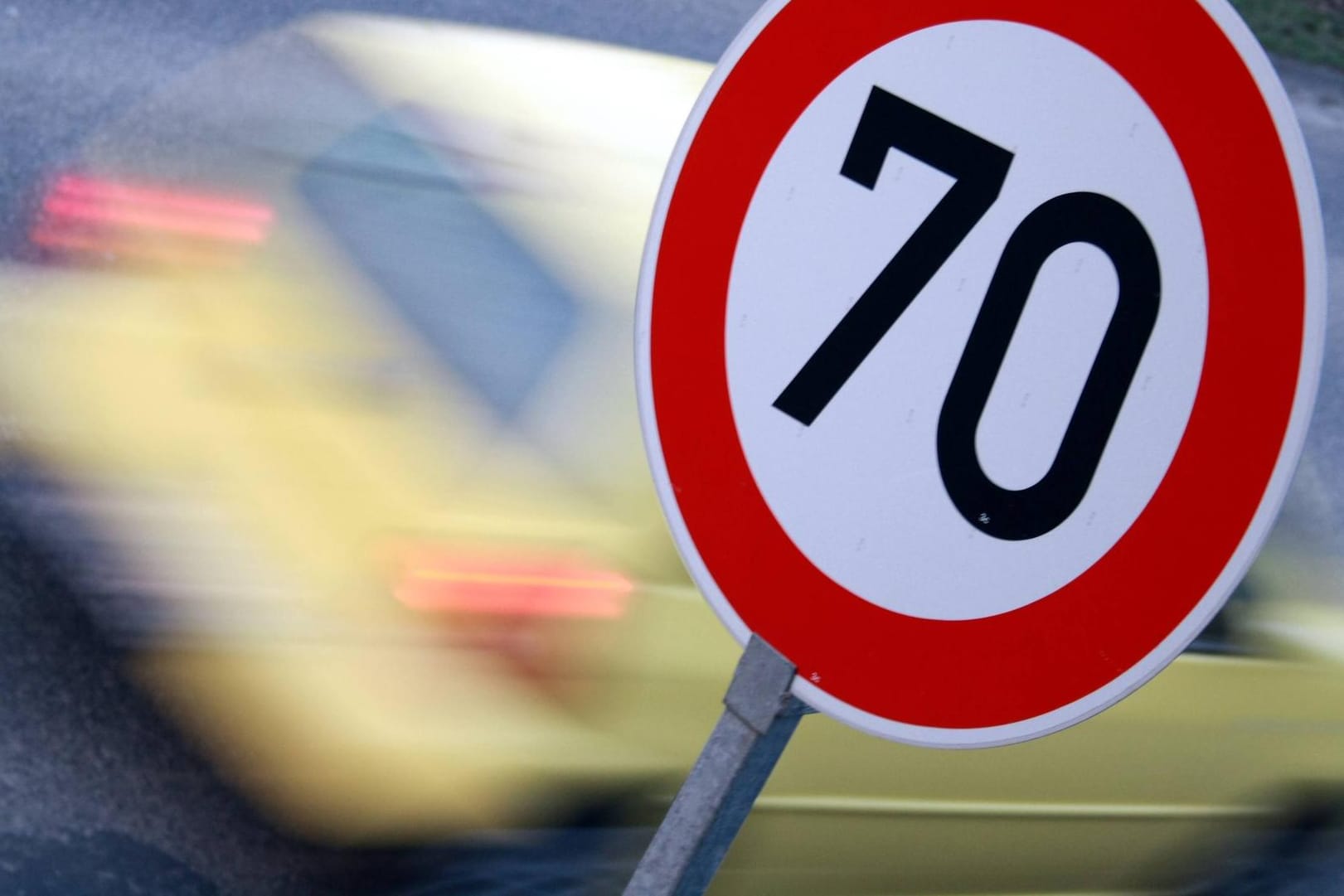 Ein Schild fordert Autofahrer zur Einhaltung von 70 km/h als Höchstgeschwindigkeit auf (Symbolbild): In Hamm haben Unbekannte ein solches Zeichen anstelle eines Tempo-20-Schildes aufgehängt.