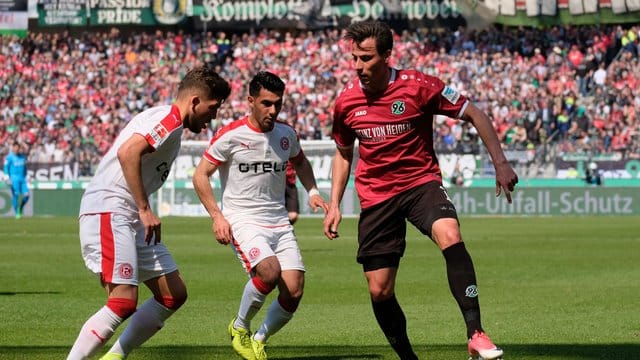 Gökhan Gül (l) im Einsatz für Fortuna Düsseldorf.
