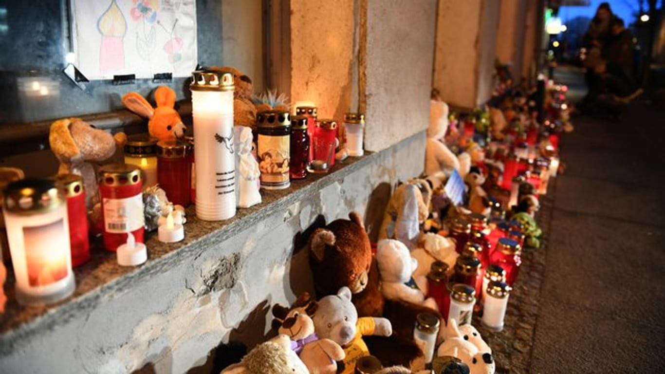 Kerzen und Plüschtiere stehen vor dem Eingang des Hauses, wo am 12. Januar die 6-jährige Leonie ums Leben kam.