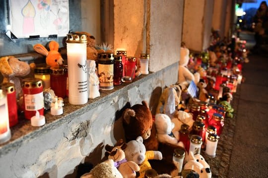 Kerzen und Plüschtiere stehen vor dem Eingang des Hauses, wo am 12. Januar die 6-jährige Leonie ums Leben kam.