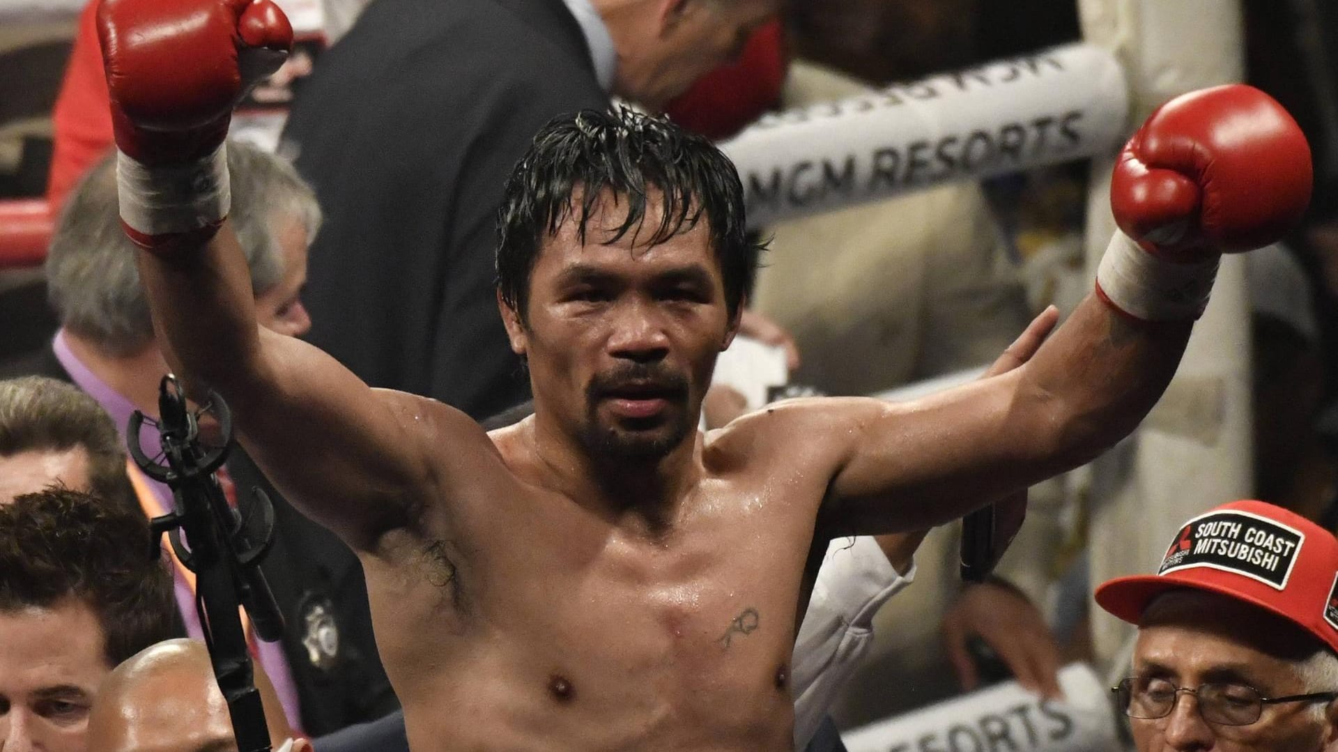 Manny Pacquiao jubelt über seinen WM-Sieg gegen Adrien Broner: Während des Kampfes wurde er jedoch Opfer eines Einbruchs.