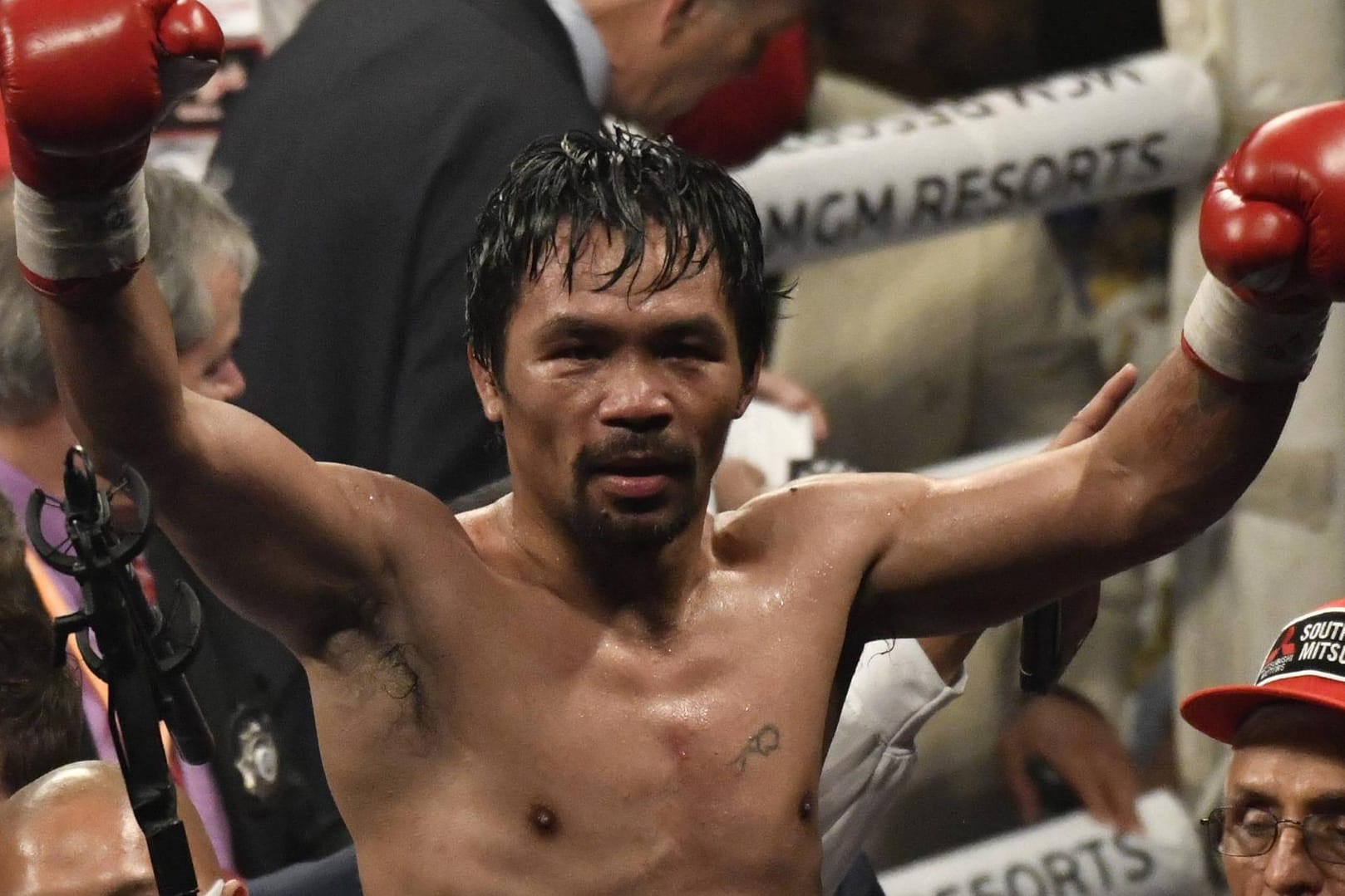 Manny Pacquiao jubelt über seinen WM-Sieg gegen Adrien Broner: Während des Kampfes wurde er jedoch Opfer eines Einbruchs.