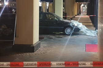 Ein Auto steht in der Scheibe eines Juwelier-Geschäftes: Bei dem Juwelier in Berlin hat es einen sogenannten Blitzeinbruch gegeben.