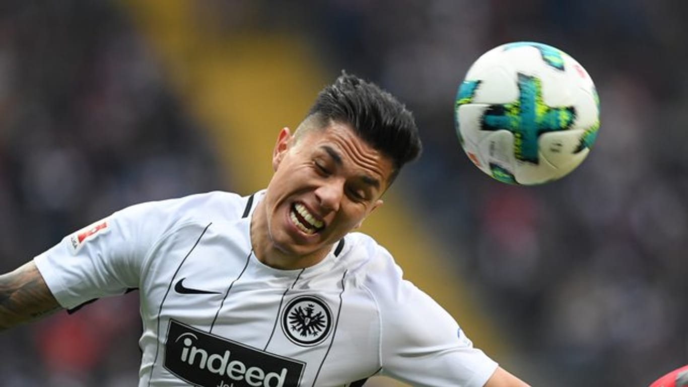 Carlos Salcedo verlässt Eintracht Frankfurt und kehrt nach Mexiko zurück.