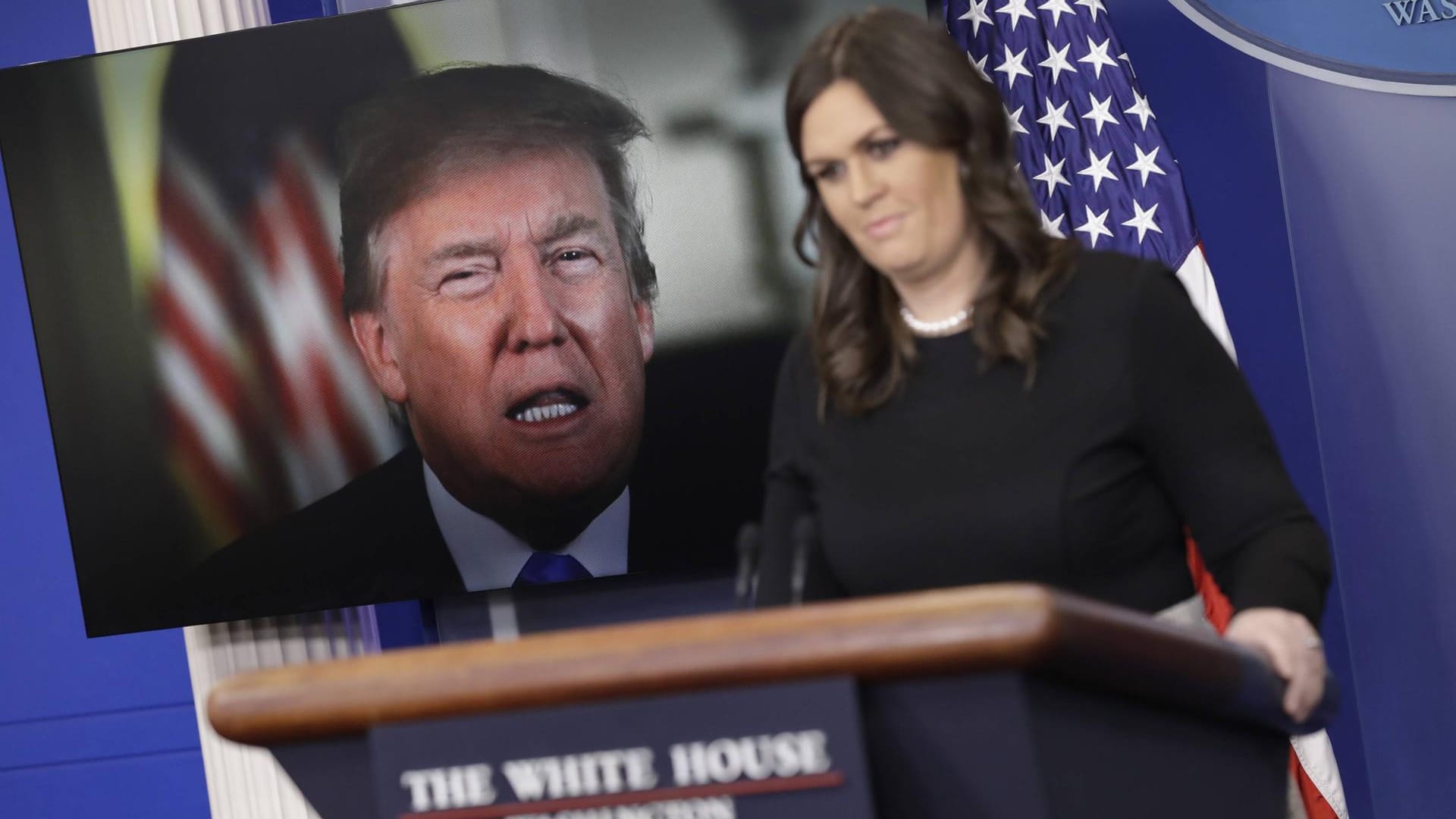 White House Pressesprecherin Sarah Huckabee Sanders bei einer Pressekonferenz: Donald Trump hat ihre Presseauftritte infrage gestellt.