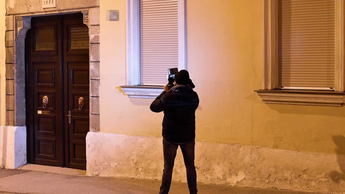 Ein Kameramann filmt im Bereich des Schauplatzes der Entführung einer 88-Jährigen: In Österreich ist eine Frau auf offener Straße entführt worden.
