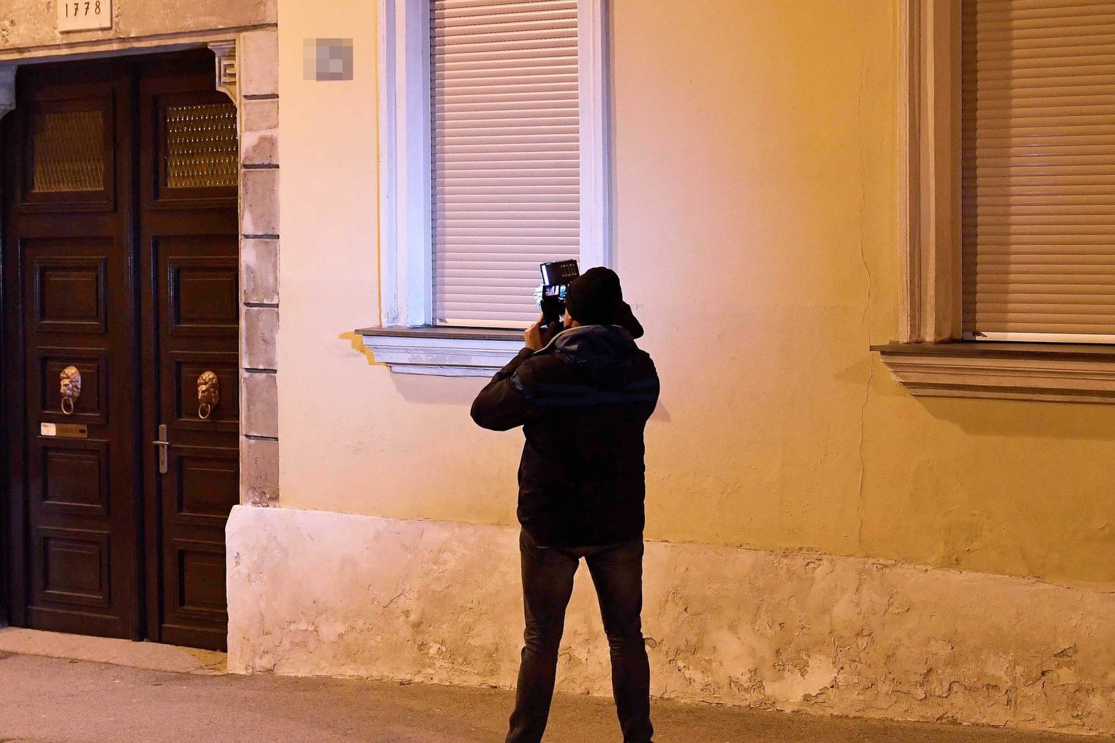 Ein Kameramann filmt im Bereich des Schauplatzes der Entführung einer 88-Jährigen: In Österreich ist eine Frau auf offener Straße entführt worden.
