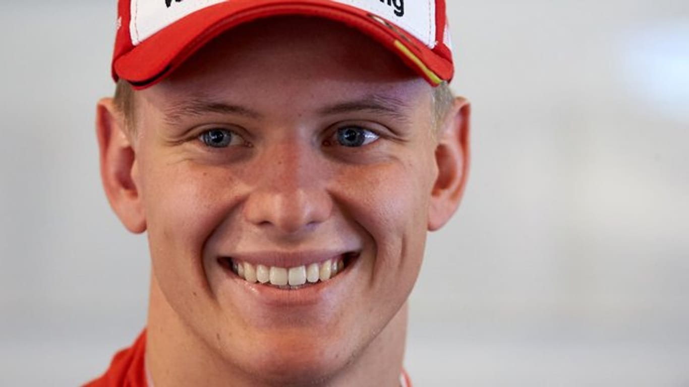 Mick Schumacher hat einen Ausbildungsvertrag bei Ferrari unterschrieben.