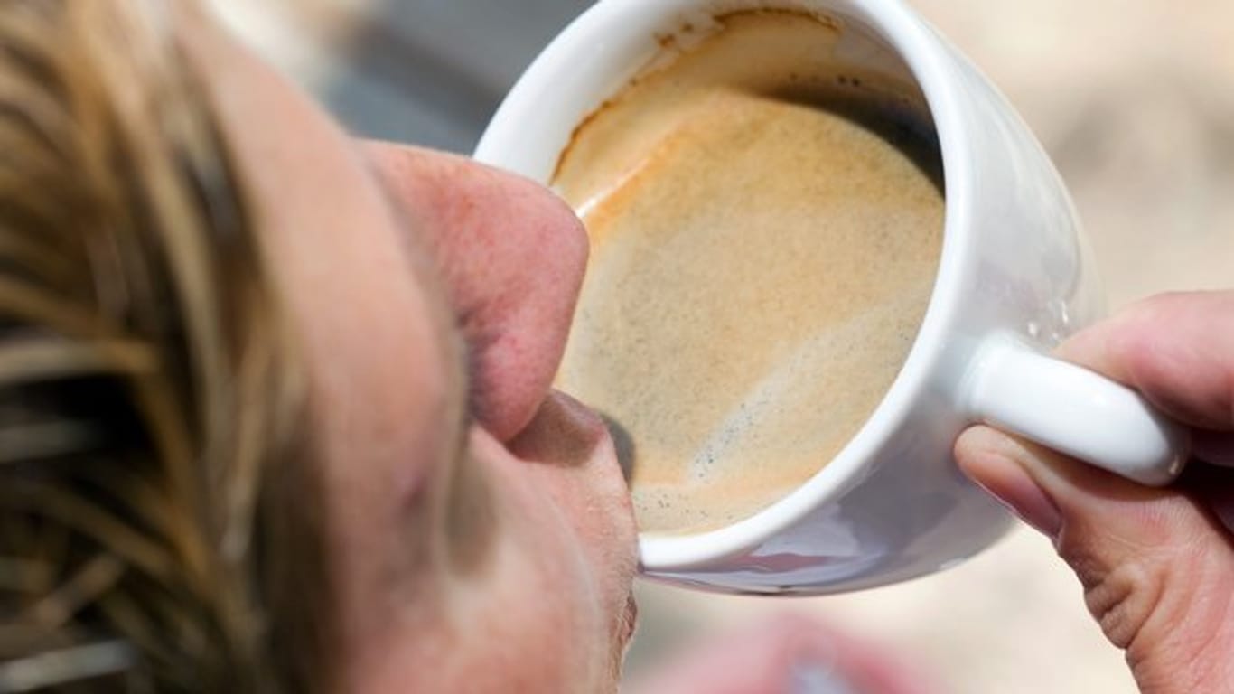 Beim Kaffee-Konsum sollte man auf Warnsignale des Körpers achten.